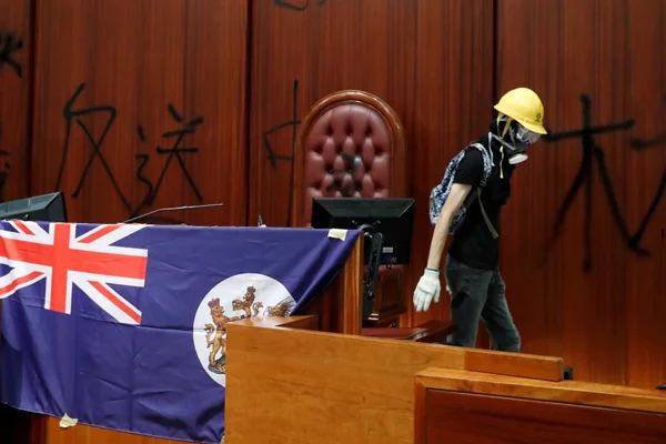 Hong Kong'da göstericiler İngiliz sömürge bayrağını parlamentoya astı