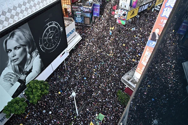 Hong Kong'da halk, Çin'e karşı tekrar sokaklarda!