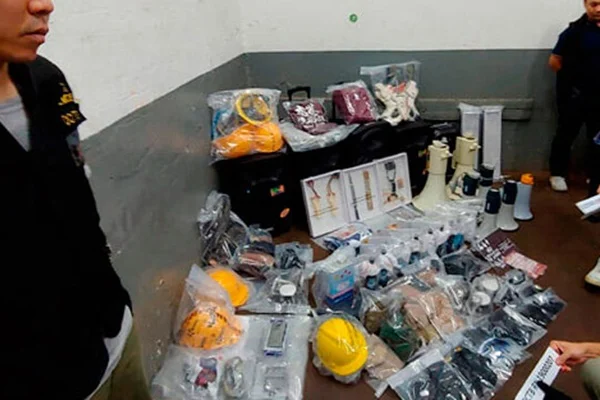 Hong Kong polisi 2 kg patlayıcı ele geçirildi