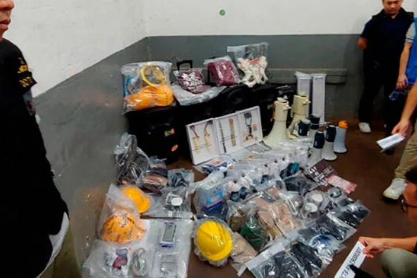 Honk Kong polisi 2 kg patlayıcı ele geçirildi