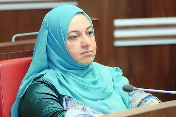Irak Kürdistan Parlamentosu Başkanlığı'na başörtülü Fayeq seçildi
