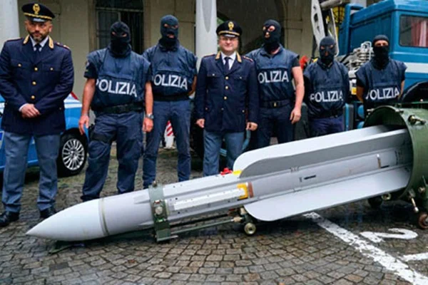 İtalya'da havalimanının hangarında füze bulundu