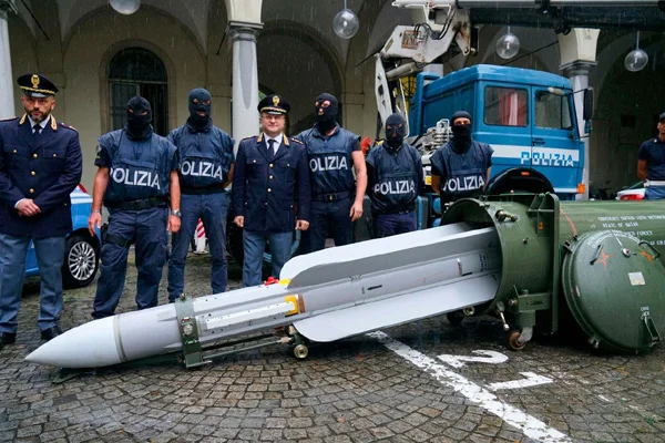 İtalya polisi aşırı sağcıların cephaneleğinde füze ele geçirdi
