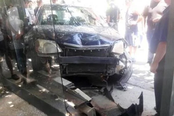 İzmir'de otomobil, otobüs durağına girdi: 2 yaralı