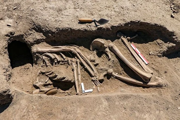 Kafatası olmayan 2 bin 700 yılık iskelet bulundu