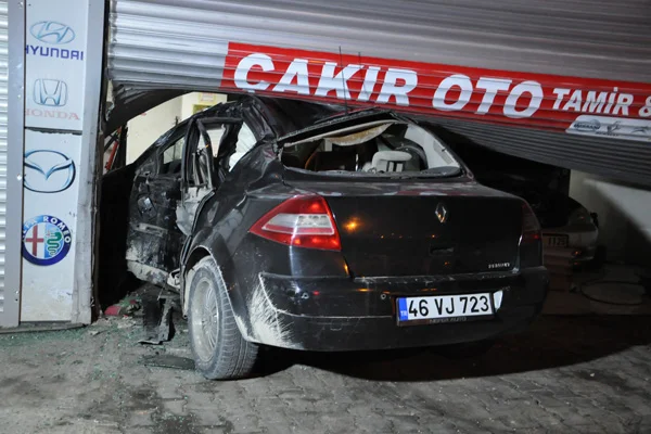 Kahramanmaraş'ta otomobil tamirhaneye girdi: 2 yaralı