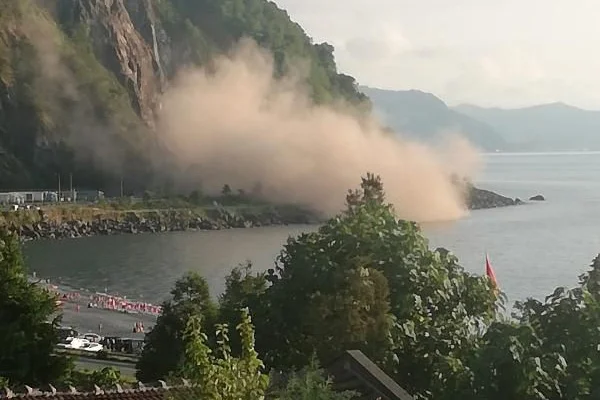 Karadeniz Sahil Yolu'nda heyelan