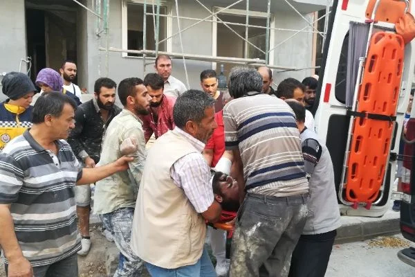 Kocaeli'de inşaatın 3'üncü katından düşen işçi yaralandı