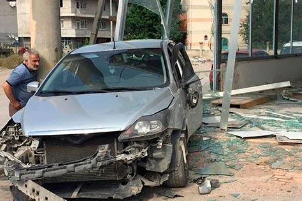 Kontrolden çıkan otomobil, boş dükkanlara daldı