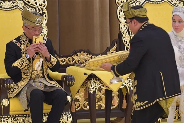 Malezya Kralı Sultan Abdullah tacını giydi