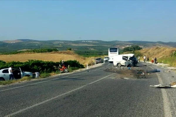 Manisa'da trafik kazası: Ölü ve yaralılar var