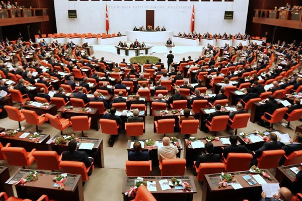 Meclis tatile giriyor: Milyonların beklediği yasalar sonbahara kaldı