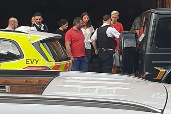 Mesut Özil'e bıçaklı saldırı girişimi