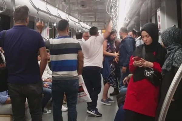 Metroda başörtülü kadını hedef alan şahıs olay çıkardı