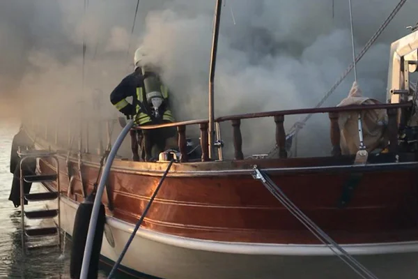 Muğla'da ahşap gulet yandı