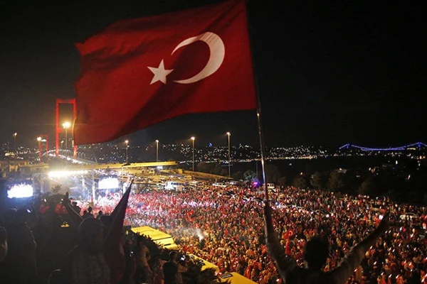 Optimar'dan 15 Temmuz araştırması: 'Benzer bir darbe girişimi olursa, sokağa çıkarım' diyenlerin oranı yüzde 57.6