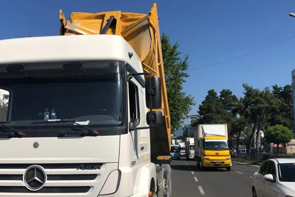 Ordu'da damperi açılan kamyon üst geçide çarptı