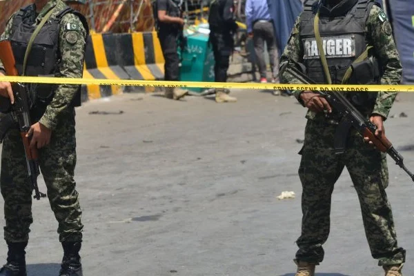 Pakistan'da çifte saldırı: 9 ölü