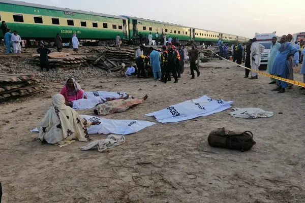 Pakistan'da iki tren çarpıştı: 18 ölü