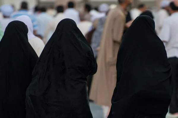 Prens Selman'dan yeni açılım: Kadınlar erkek izni olmadan yurtdışına çıkabilecek