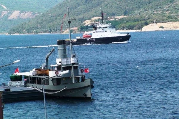 Rus Donanması'na ait gemi Çanakkale'den geçti