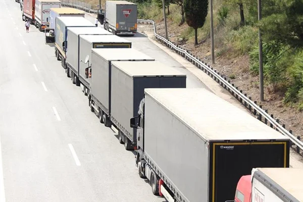 S. Arabistan Türk TIR'larını gümrük kapılarında bekletiyor: Tonlarca meyve sebze çürüdü