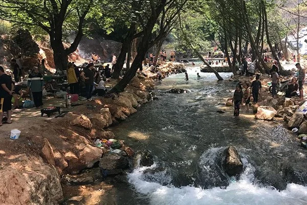 Sıcaktan bunalan vatandaşlar parklarda serinliyor