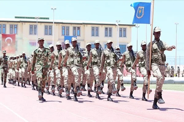Somali'deki Türk askeri eğitim üssü 152 mezun verdi