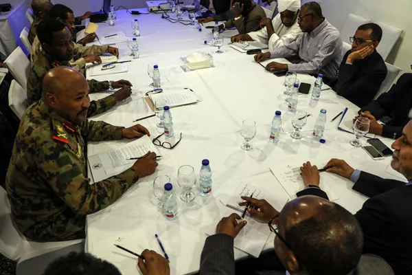 Sudan'da Askeri Konsey ve muhalifler arasında görüşmeler başladı