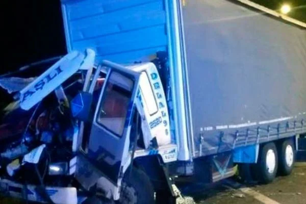 Tarsus'ta iki kamyon çarpıştı: 2 ölü, 3 yaralı