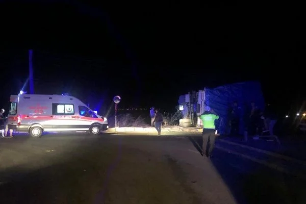Tekirdağ'da saman yüklü kamyon devrildi