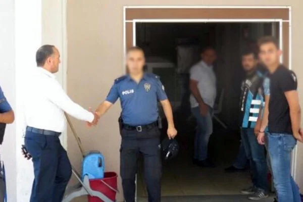 Trafik magandalarıyla tokalaşan polis memuru açığa alındı