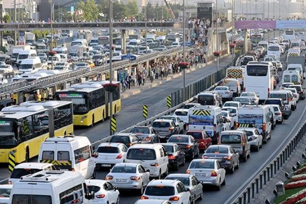 Trafikte kalmak İstanbulluya pahalıya mal oluyor