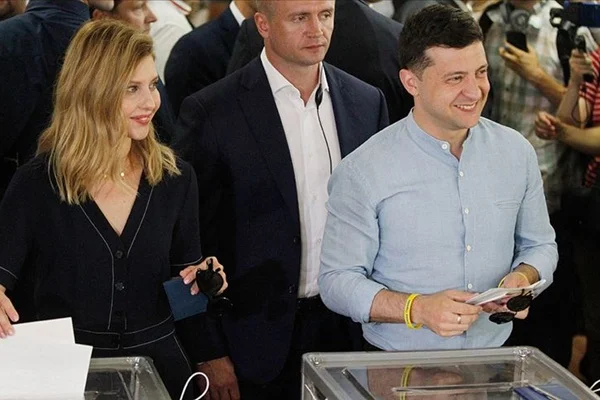 Ukrayna'daki erken genel seçimde Zelenskiy'in partisi birinci