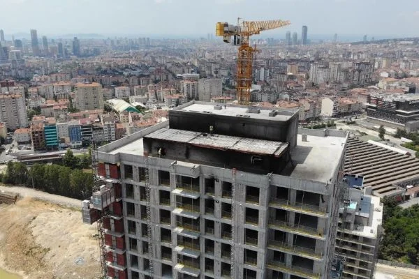 Ümraniye'de yangın çıkan 29 katlı bina havadan görüntülendi