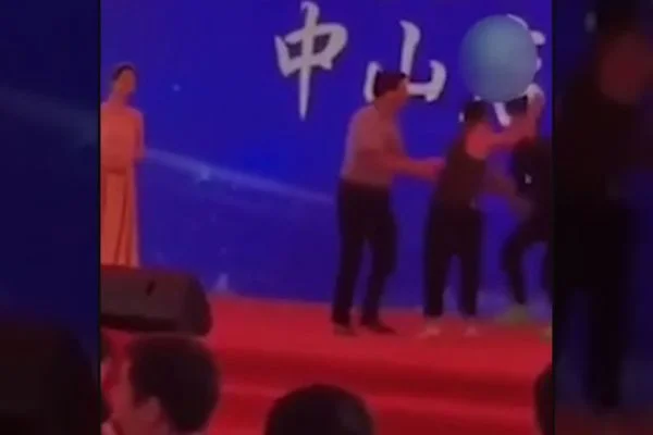 Ünlü aktör, sahnede bıçaklandı