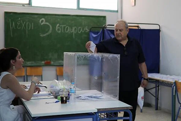 Yunanistan'da kritik gün: Halk sandık başında