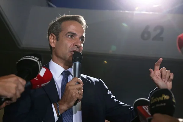 Yunanistan'da seçimin galibi Miçotakis'ten zafer konuşması