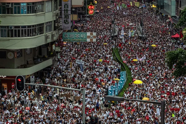 ABD-Çin arasında yeni gerilim: Amerikalı diplomat Hong Kong'daki protestocularla görüştü