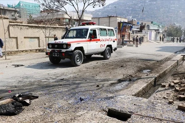 Afganistan'da yol kenarına yerleştirilen bomba patladı: Ölü ve yaralılar var