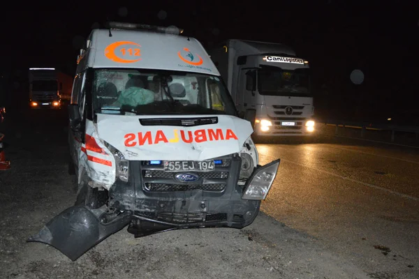 Ambulansla hafif ticari araç çarpıştı: 3 yaralı