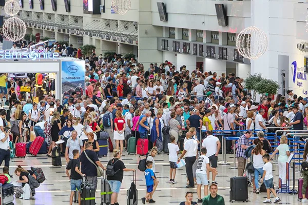Antalya'ya, 'turist' yağıyor!