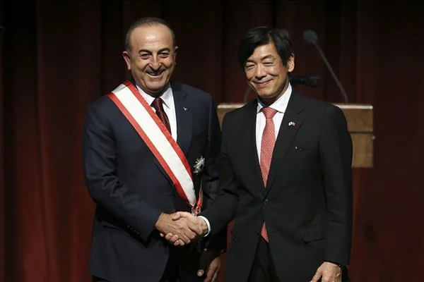 Bakan Çavuşoğlu'na 'Japonya'nın en yüksek nişanı' takdim edildi