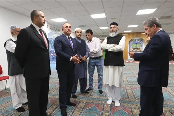 Bakan Çavuşoğlu, Norveç'te saldırıya uğrayan camiyi ziyaret etti