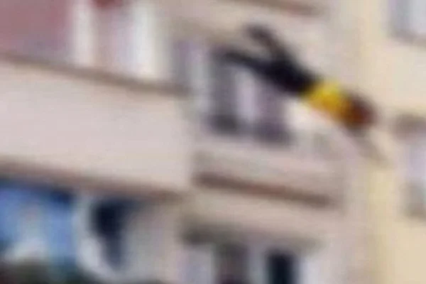 Balkondan düşen iş adamı hayatını kaybetti