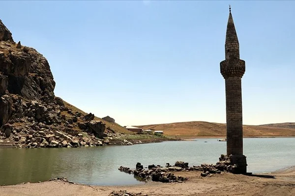 Baraj suları çekilince eski köy yeniden göründü