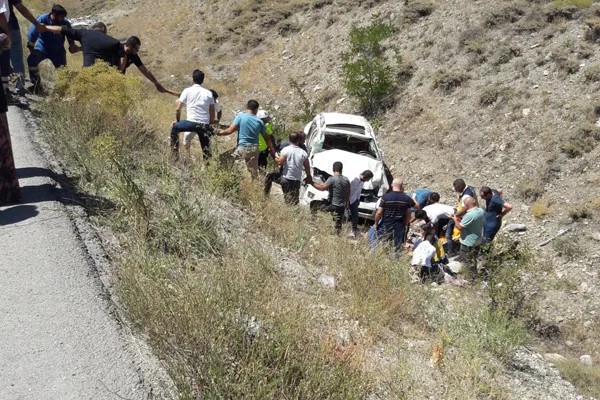 Bayburt'ta otomobil devrildi: 1 ölü, 6 yaralı