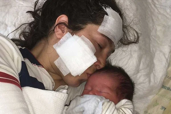Bıçaklı saldırıya uğrayan anne, bebeğini kucağına aldı