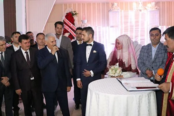 Binali Yıldırım nikah töreninde espriyi patlattı