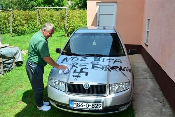 Bosna Hersek'te ev ve araçlara ırkçı saldırı